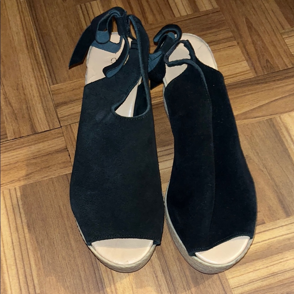 Sleek Black Sandals with Versatile Design